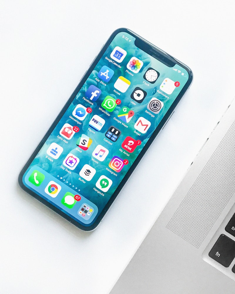 iPhone 17 Pro Max展示斗球App直播界面效果图